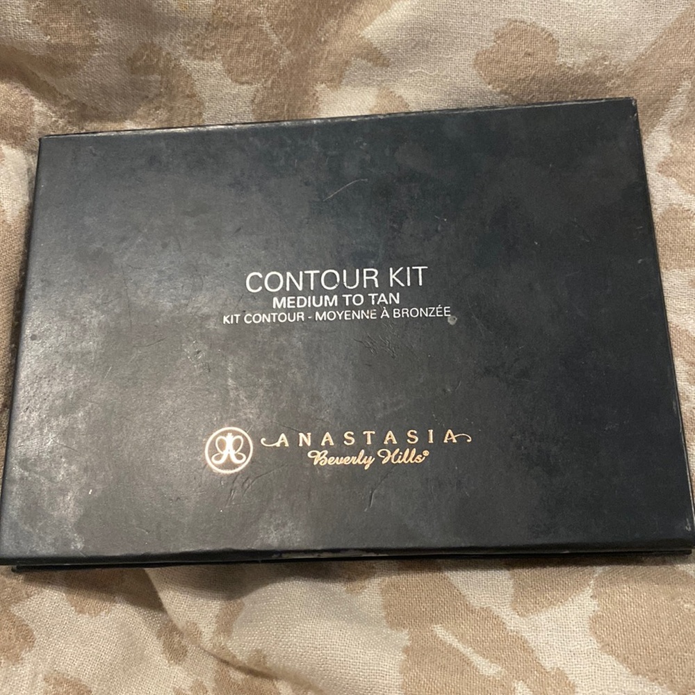 Great condition never used Anastasia medium tan contour kit.